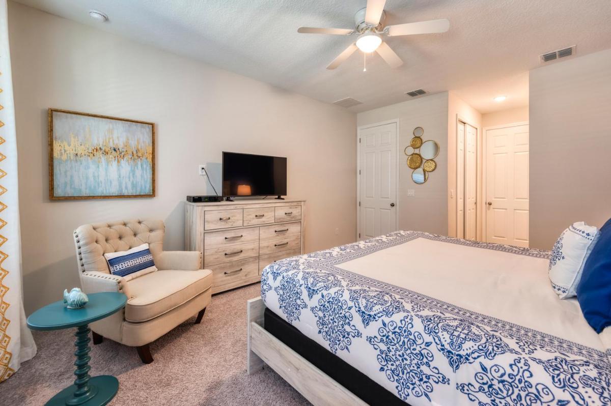 Best vacation gateway close to parks private pool - image 7