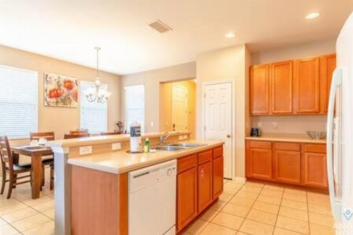 Lakeside Home Perfect for Family Stay Near Disney! - image 5