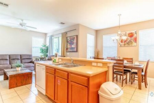 Lakeside Home Perfect for Family Stay Near Disney! - image 9