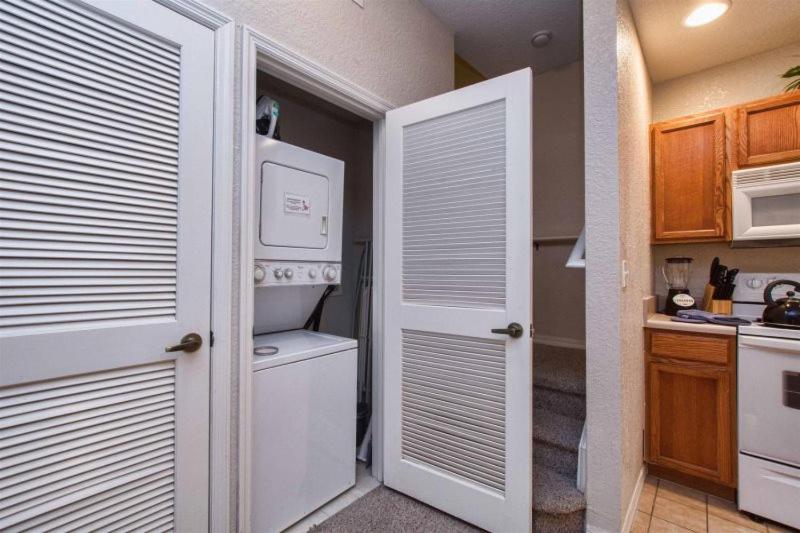 Great location 4Bed 3bth Townhouse with kids themed room's - main image
