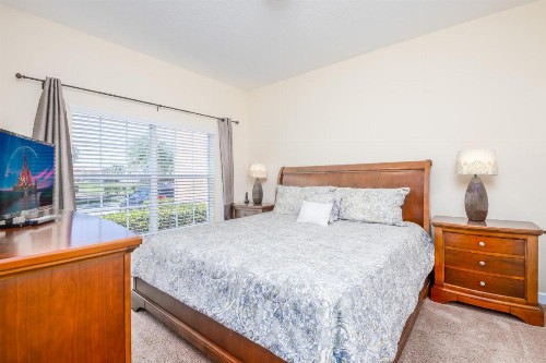 Contemporary 4 Bed 3 Bath Town Home With Upgrades Private Pool i Close to Disney Shopping - image 6