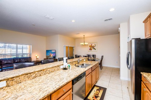 Contemporary 4 Bed 3 Bath Town Home With Upgrades Private Pool i Close to Disney Shopping - image 7