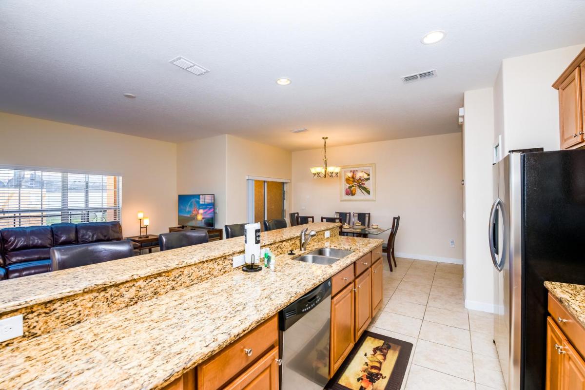 Contemporary 4 Bed 3 Bath Town Home With Upgrades Private Pool i Close to Disney Shopping - image 7