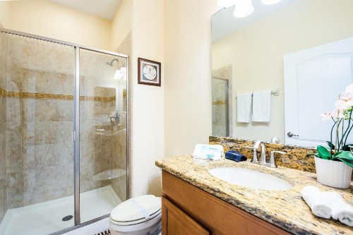 Contemporary 4 Bed 3 Bath Town Home With Upgrades Private Pool i Close to Disney Shopping - image 8