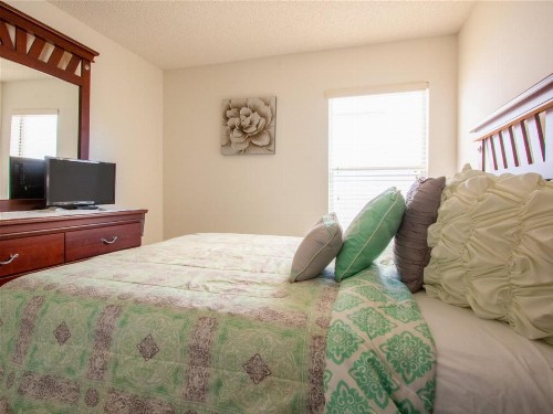 4 Bed and 3 Bath in Perfect Location with pool by Florida Dream Home - image 16