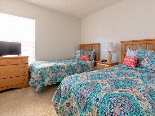 4 Bed and 3 Bath in Perfect Location with pool by Florida Dream Home - image 2