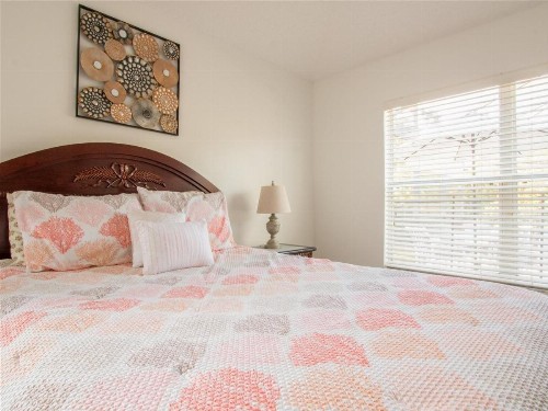 4 Bed and 3 Bath in Perfect Location with pool by Florida Dream Home - image 5