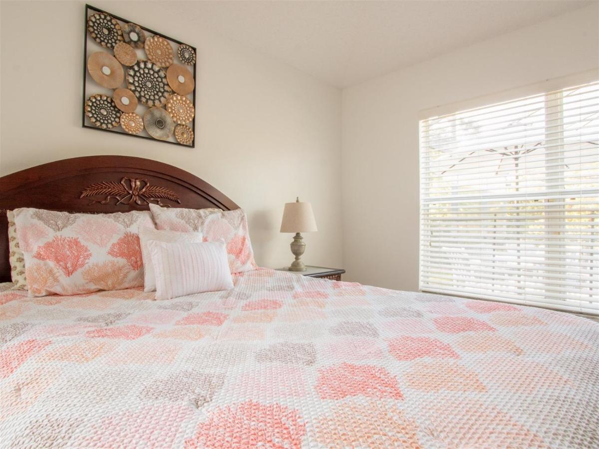 4 Bed and 3 Bath in Perfect Location with pool by Florida Dream Home - image 5
