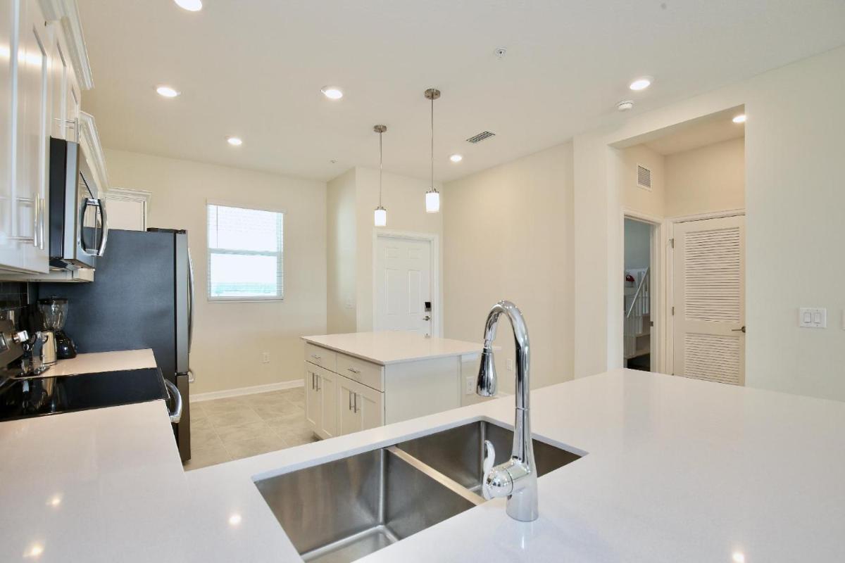 Spectacular all new 2 bedroom apartment in spectacular Storey Lake community Next to Disney - image 6