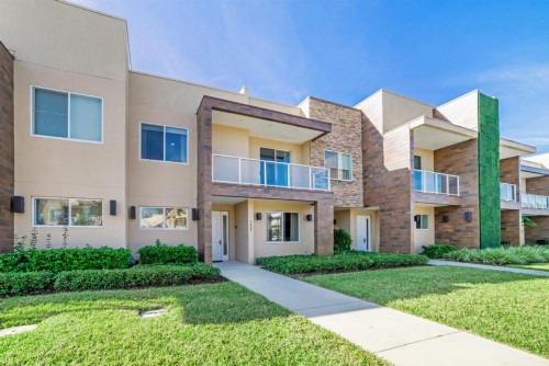 Imagine You and Your Family Renting this 5 Star Townhome on Magic Village Resort Orlando Townhome 3704 - image 1