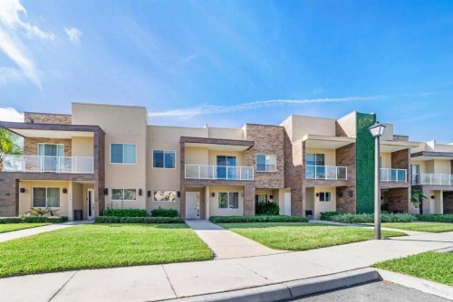 Imagine You and Your Family Renting this 5 Star Townhome on Magic Village Resort Orlando Townhome 3704 - image 3