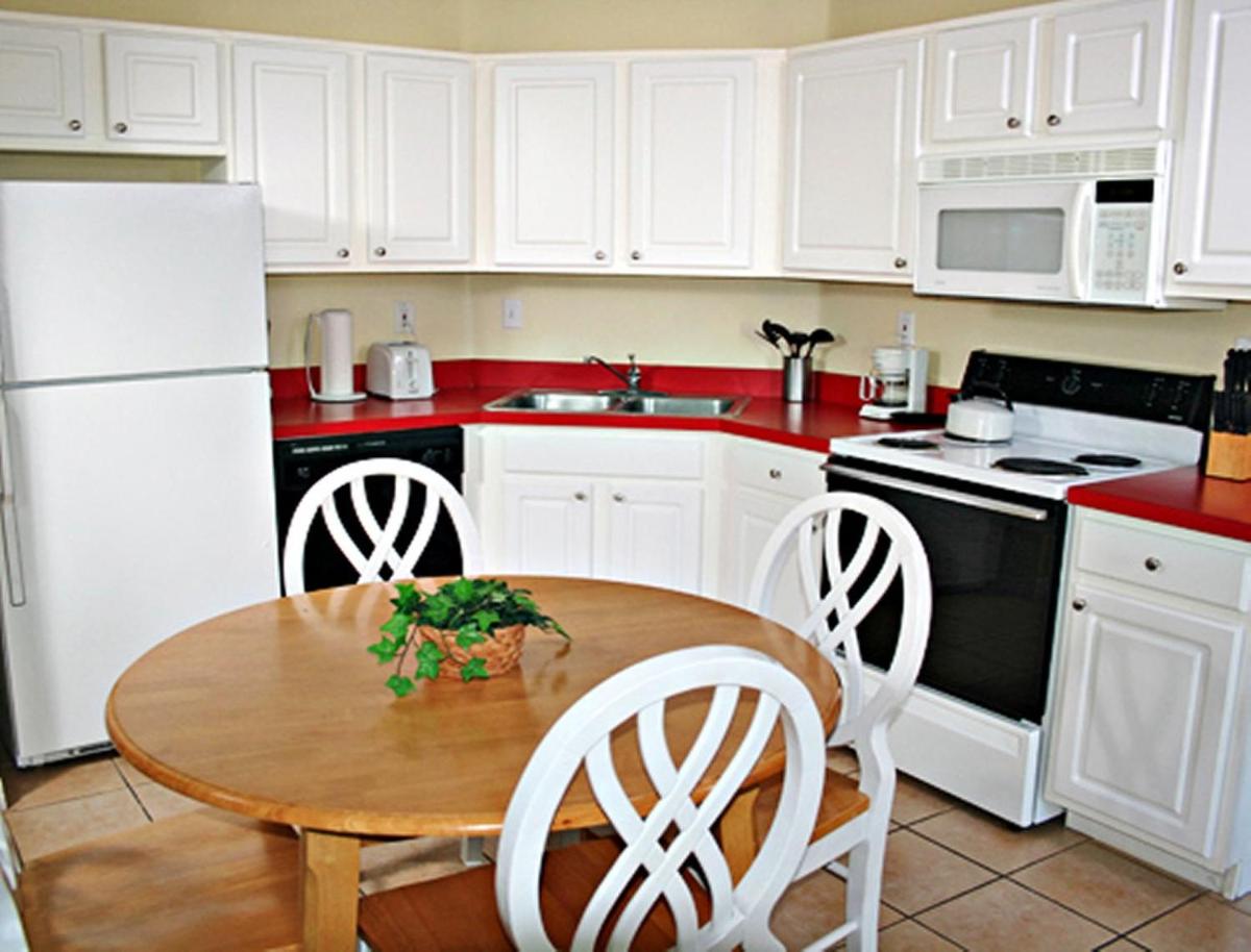 Kissimmee Resort Apartments Nestled Beside a Serene Lake - image 6