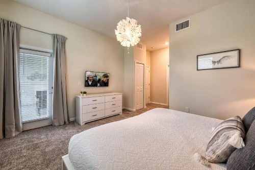 Super nice 2 bed condo with Star Wars themed bedroom - image 10