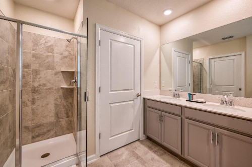 Super nice 2 bed condo with Star Wars themed bedroom - image 9
