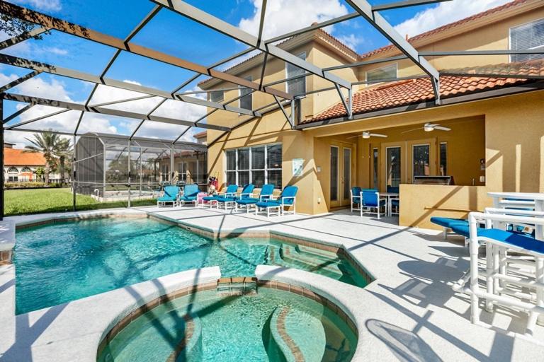 Lakeside Landing - 6 bedroom family home with an amazing lake view and private pool & spa - image 4