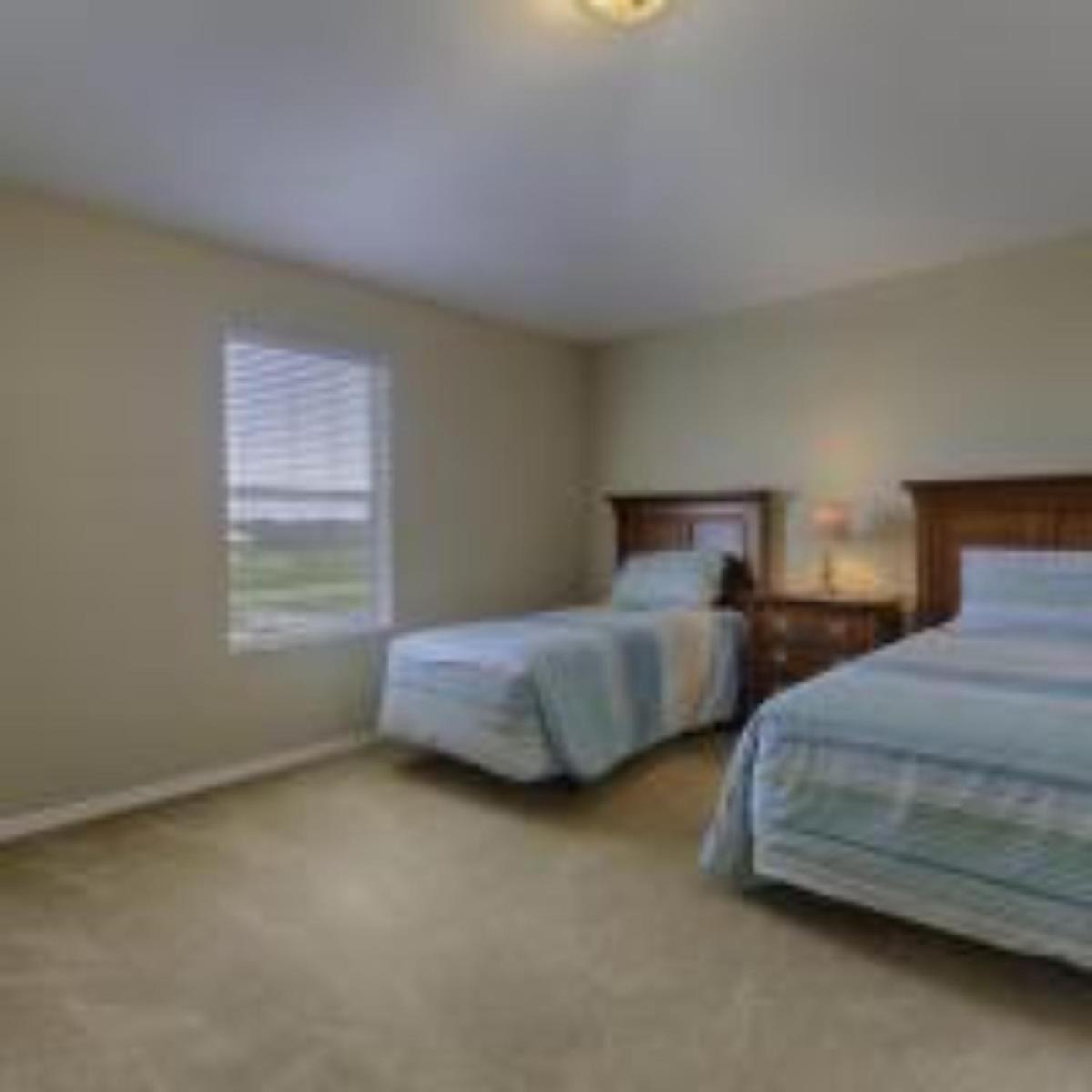 GORGEOUS 6 Bedroom Home with Private Pool - image 4