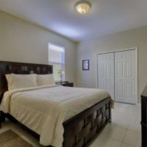 GORGEOUS 6 Bedroom Home with Private Pool - image 6
