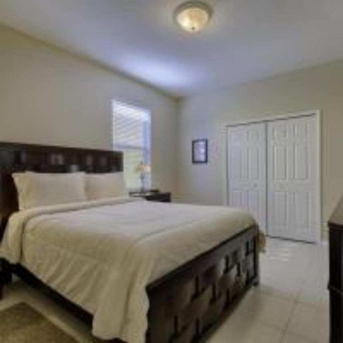 GORGEOUS 6 Bedroom Home with Private Pool - image 6