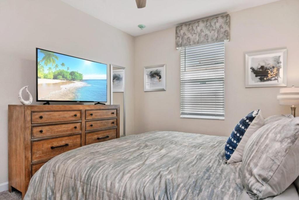 9 Bedroom Home w-Pool Storey Lake -1672 - image 5