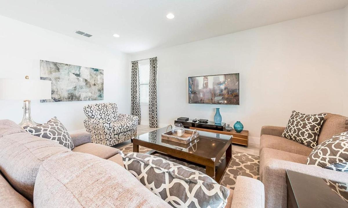 Rent Your Own Orlando Villa with Large Private Pool on Encore Resort at Reunion Orlando Villa 4373 - image 2