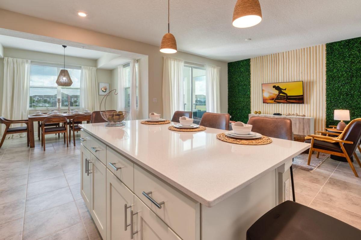 Super Sophisticated 2 bed apartment 10 minutes from Disney parks - image 5