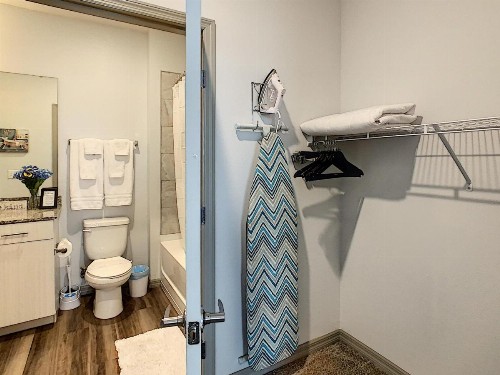 King Bed and Great Amenities! - image 2