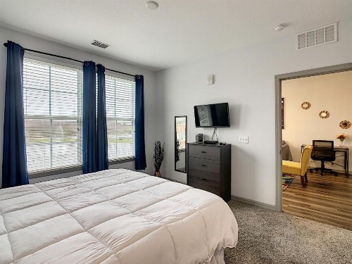 King Bed and Great Amenities! - image 4