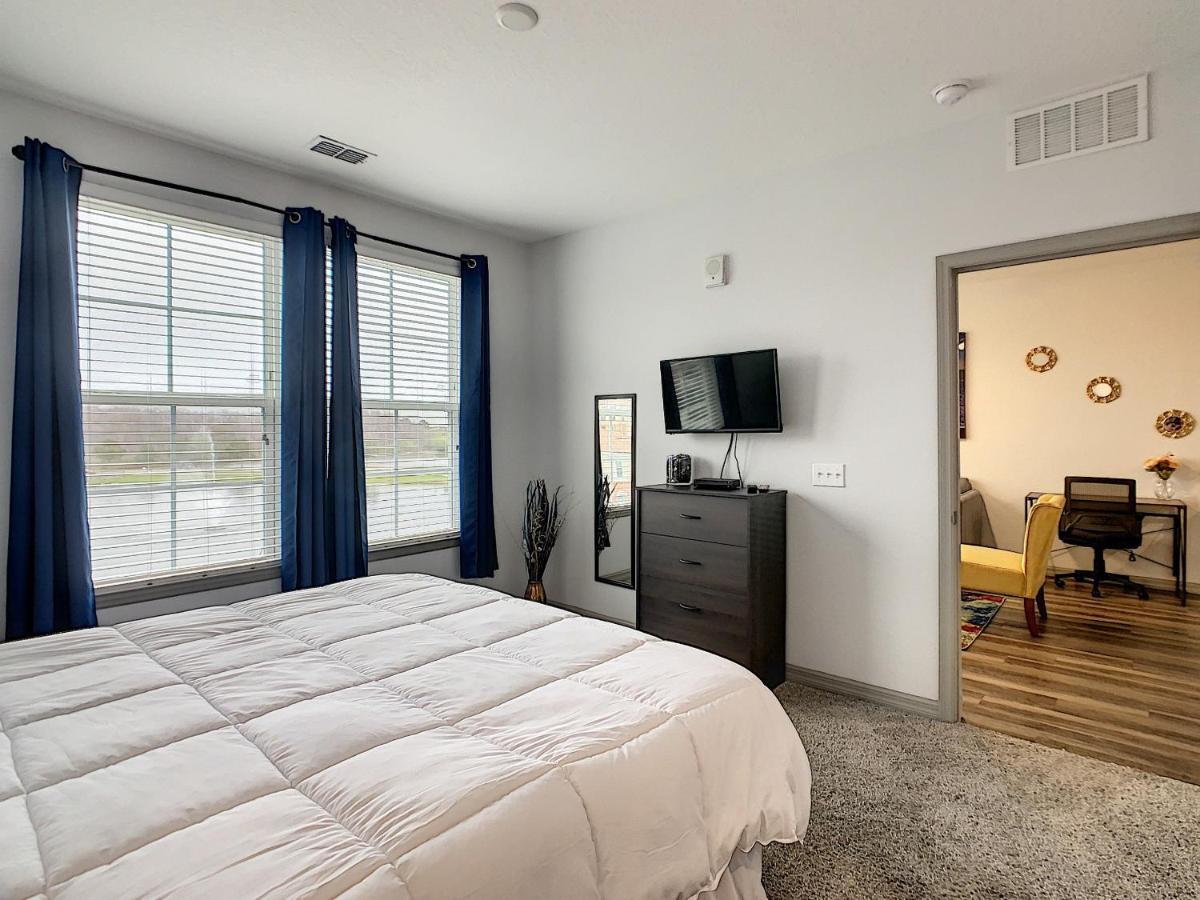 King Bed and Great Amenities! - image 4