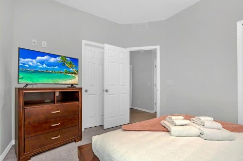 Roomy Town Home Mickey-Themed Bedroom! #4BV550 - image 24