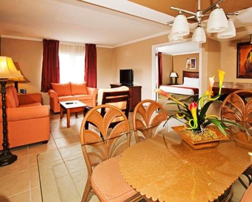Home-like Comfort Suite in Magical Orlando - Two Bedroom Suite #1 - image 7