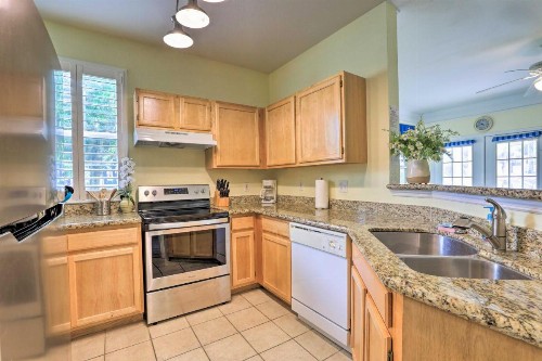 Colorful Condo with Pool Access and More 6 Mi to Disney - image 10