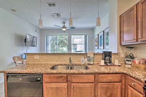 Classy Kissimmee Townhome about 2 Mi to Disney! - image 9