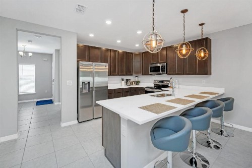 Spacious 3BR Holiday Home - Pool and BBQ! - image 10