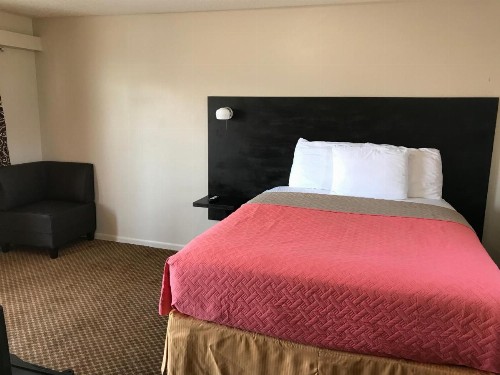 Laci's Country Inn - Knob Noster - image 4