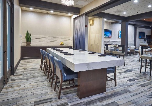 Hilton Knoxville - image 13