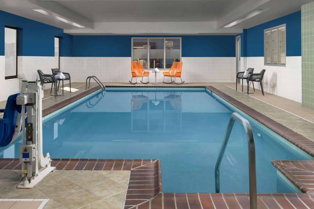 Hampton Inn Knoxville-East - image 2