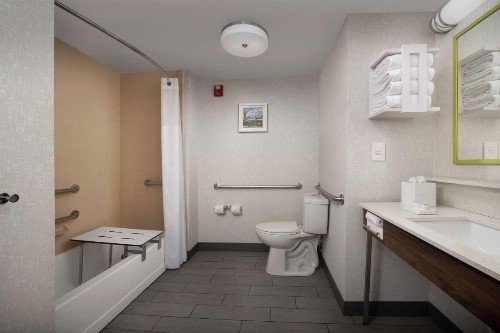 Hampton Inn Knoxville-East - image 9