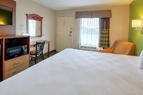 Super 8 by Wyndham Knoxville West/Farragut - image 21