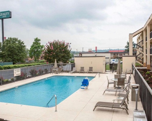 Quality Inn Merchants Drive - image 25