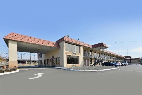 Americas Best Value Inn and Suites Knoxville - image 10