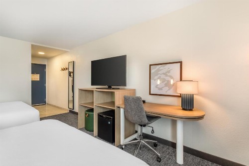 Clarion Inn & Suites near Downtown - image 13