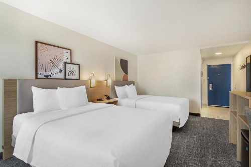 Clarion Inn & Suites near Downtown - image 3