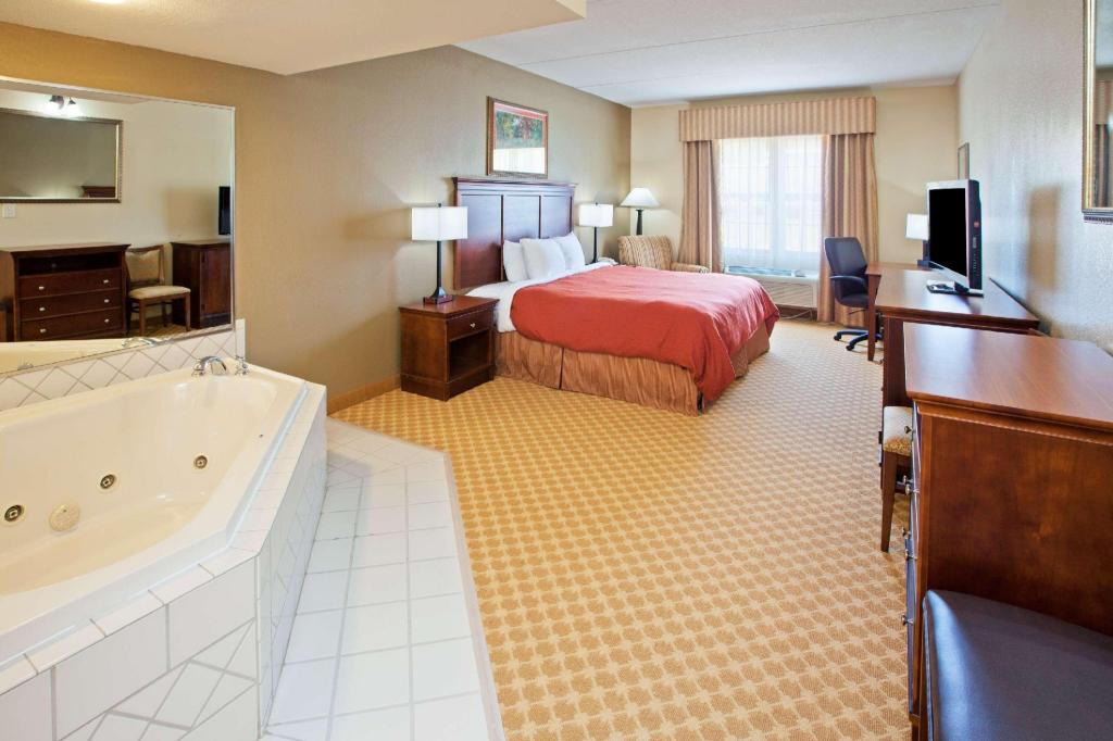 Country Inn & Suites by Radisson Knoxville West TN - image 2