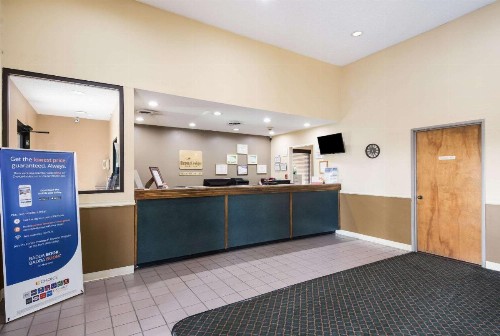 Econo Lodge Inn And Suites East - image 10