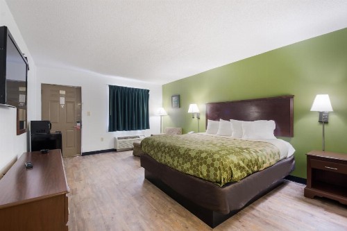 Econo Lodge Inn And Suites East - image 11