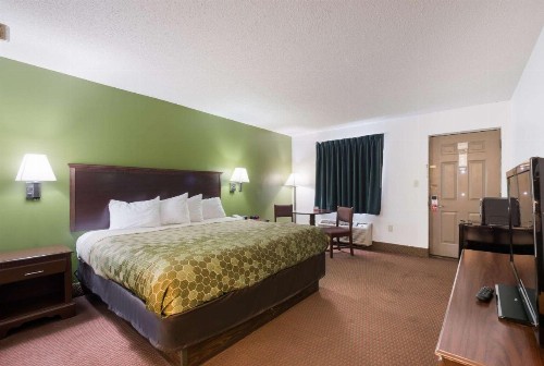 Econo Lodge Inn And Suites East - image 12