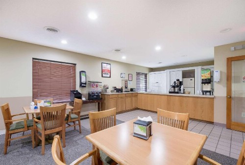 Econo Lodge Inn And Suites East - image 13