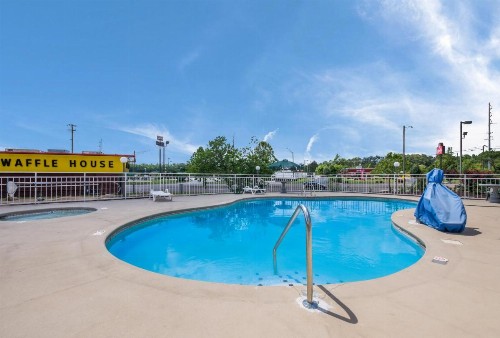 Econo Lodge Inn And Suites East - image 14