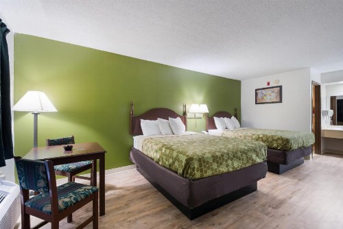 Econo Lodge Inn And Suites East - image 15