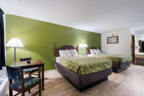 Econo Lodge Inn And Suites East - image 19